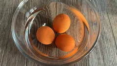 Legen Sie Eier nach dem Kochen niemals in kaltes Wasser.