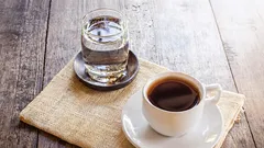 Warum zu einer Tasse Kaffee auch ein Glas Wasser gehören sollte